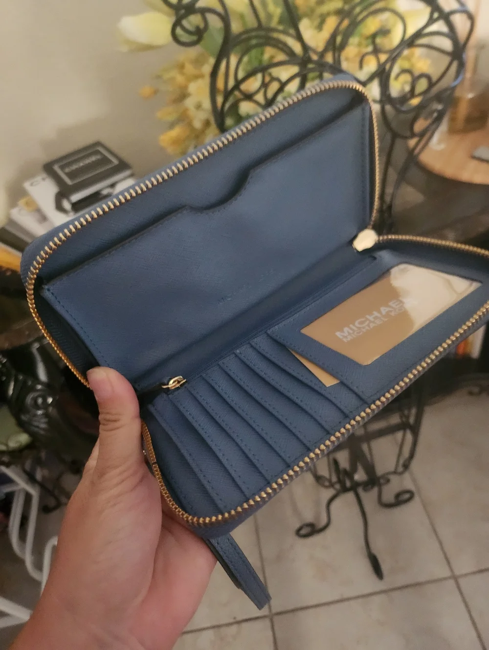 Michael Kors Hayes Leather Grommets Phone Wallet Wristlet - Picture 3 of 3